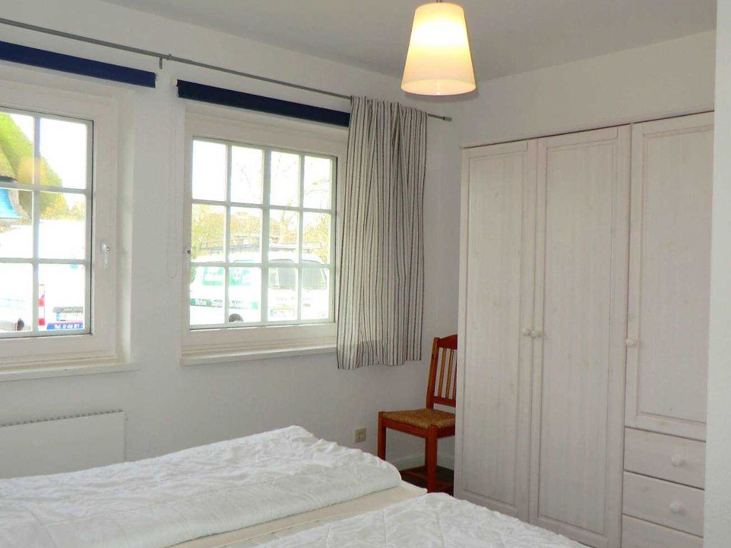 weiterer Schlafzimmerbereich mit Doppelbett und großer Schrankwand