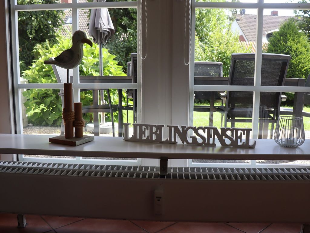 Blick aus dem Fenster zum schönen Garten
