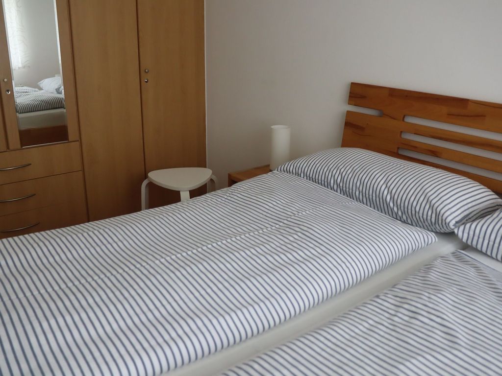 Großzügige Schrankwand im Schlafzimmer
