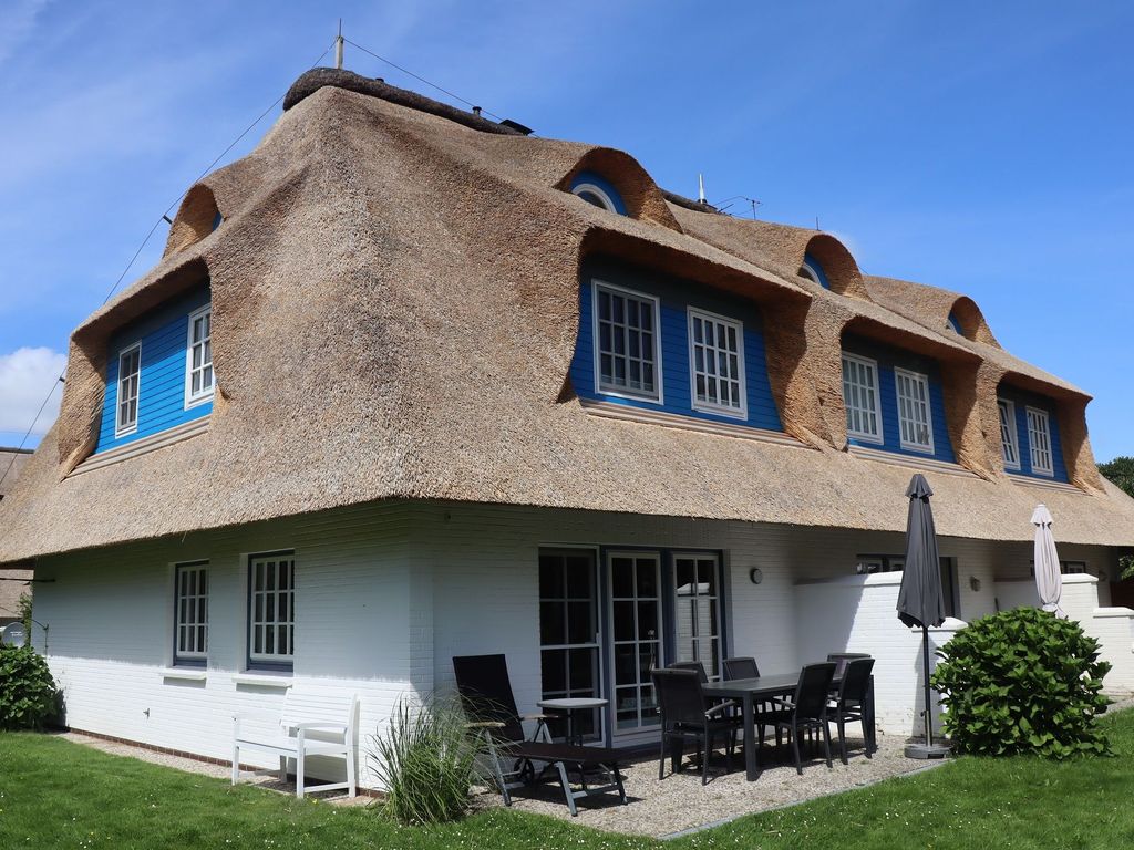 Seitenansicht und Terrasse des Endhausteils