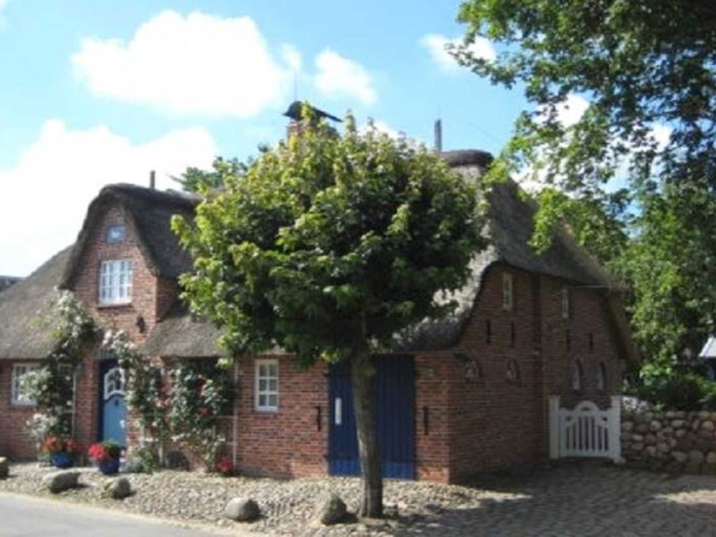 Blick zum Hauseingang mit seitlichem Pkw-Stellplatz