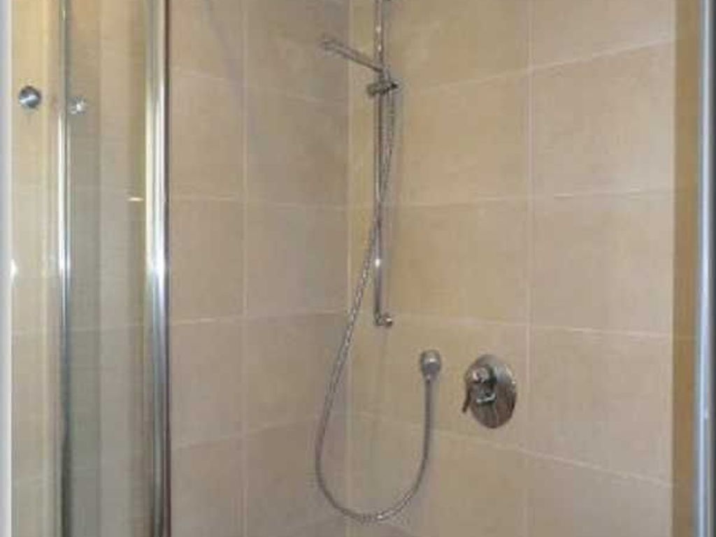 Die große Dusche verfügt u.a. über eine Rainshower