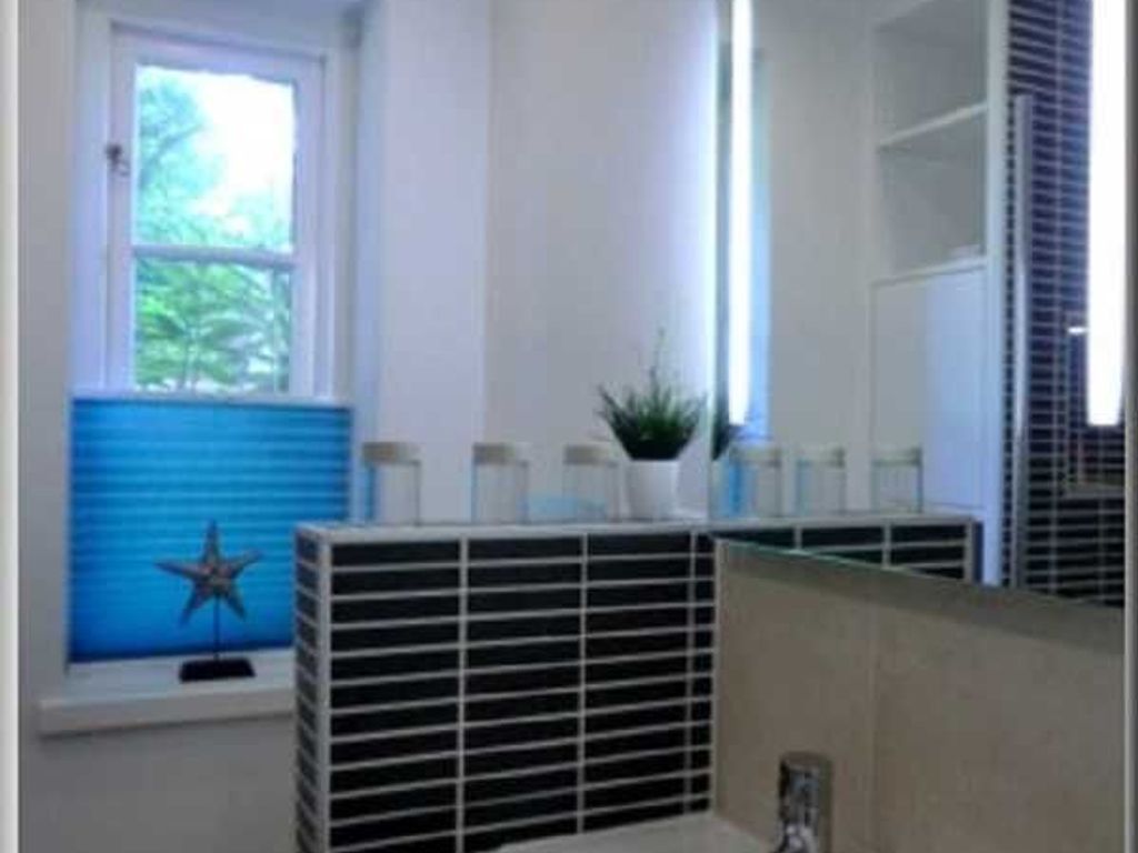 Blick in das moderne Duschbad/WC