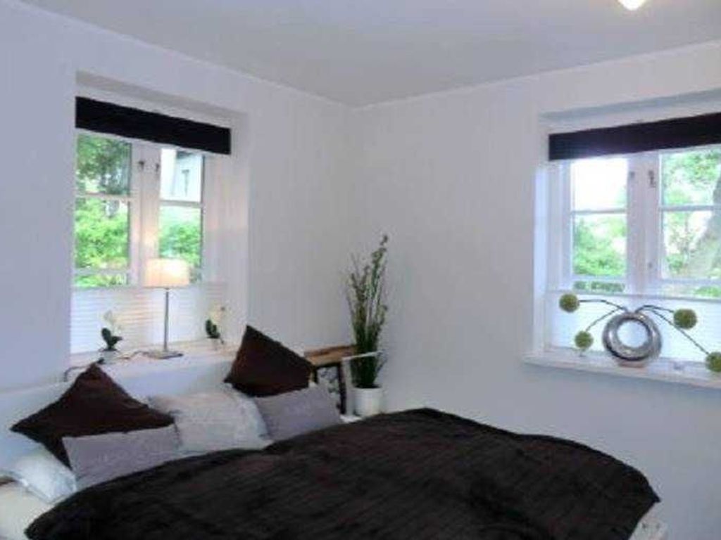 Blick in das komfortable Schlafzimmer mit Doppelbett