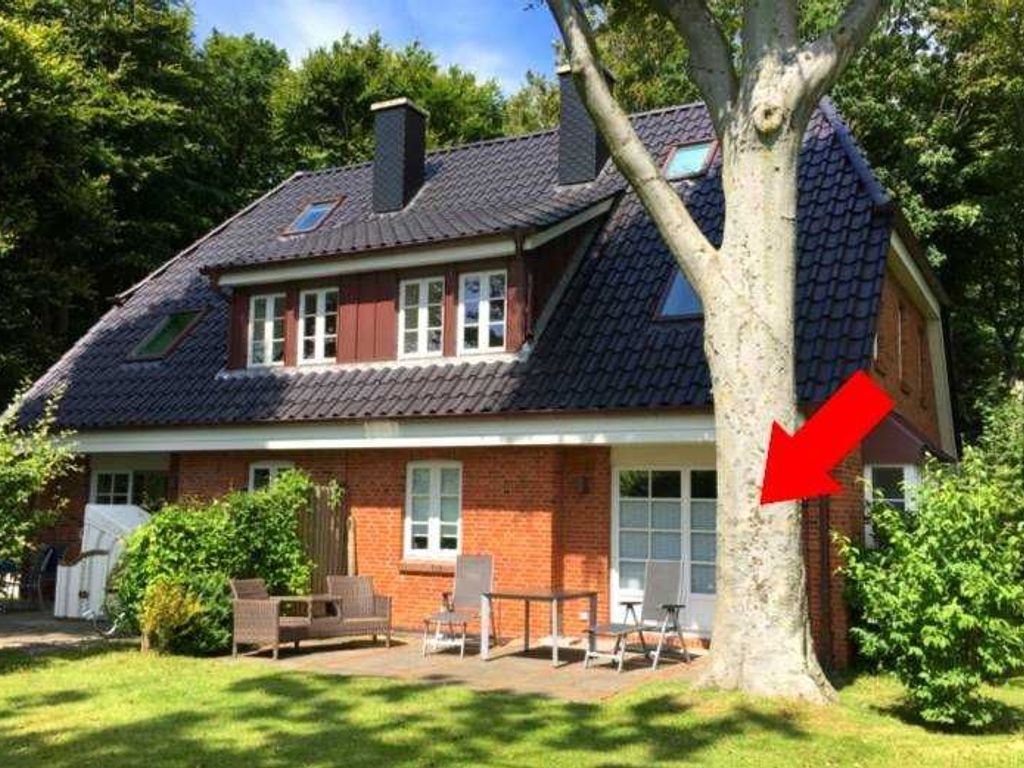 Blick über das große Grundstück zur sonnigen Terrasse