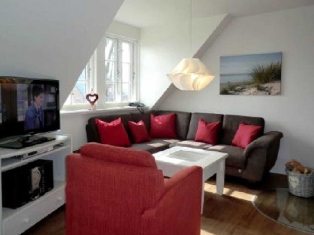 Heller Wohnbereich mit großem Flat-TV und herrlichem Meerblick