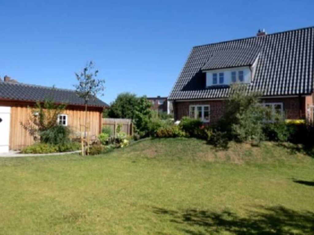 Blick über den großen Garten zur sichtgeschützten Terrasse