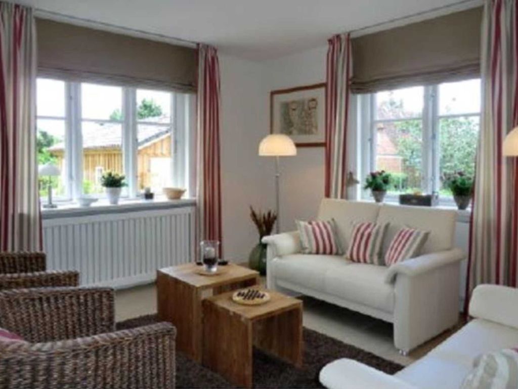Komfortabler und heller Wohnbereich mit schönem Gartenblick