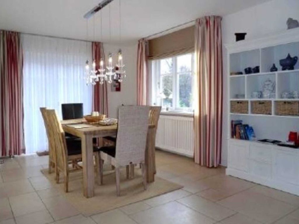 Heller Essbereich mit Blick zum Terrassenausgang