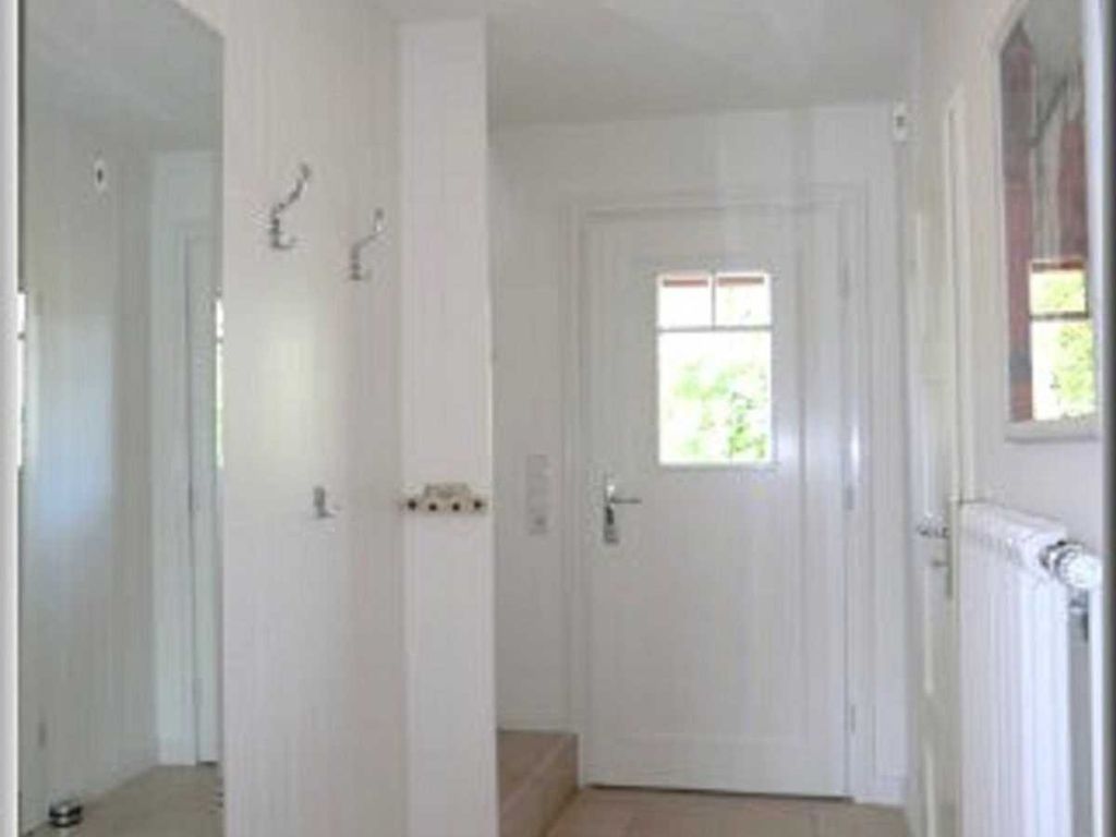 Eingangsflur mit Garderobe und großem Spiegel