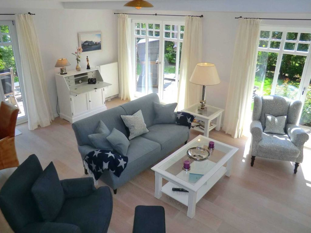 Heller Wohnbereich mit Terrassenausgängen
