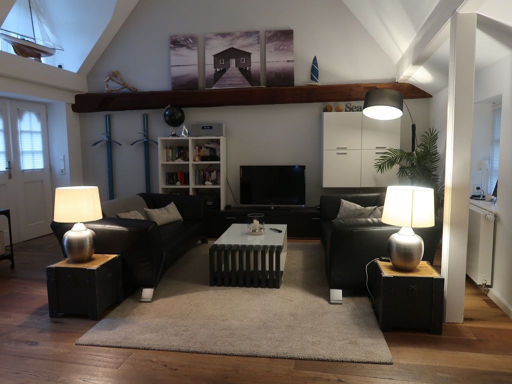 Gemütliches und bis in den Dachfirst offenes Wohnzimmer