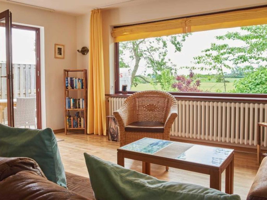 Wohnbereich mit Terrassenausgang (links)