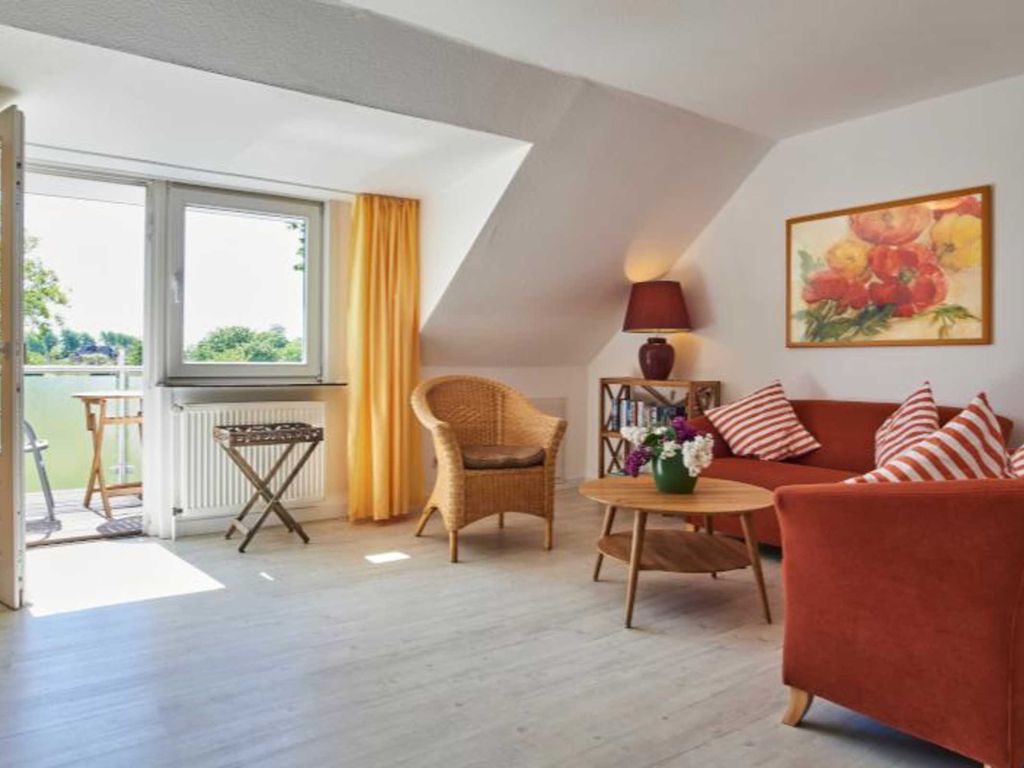 Heller Wohnbereich mit Zugang zum Balkon