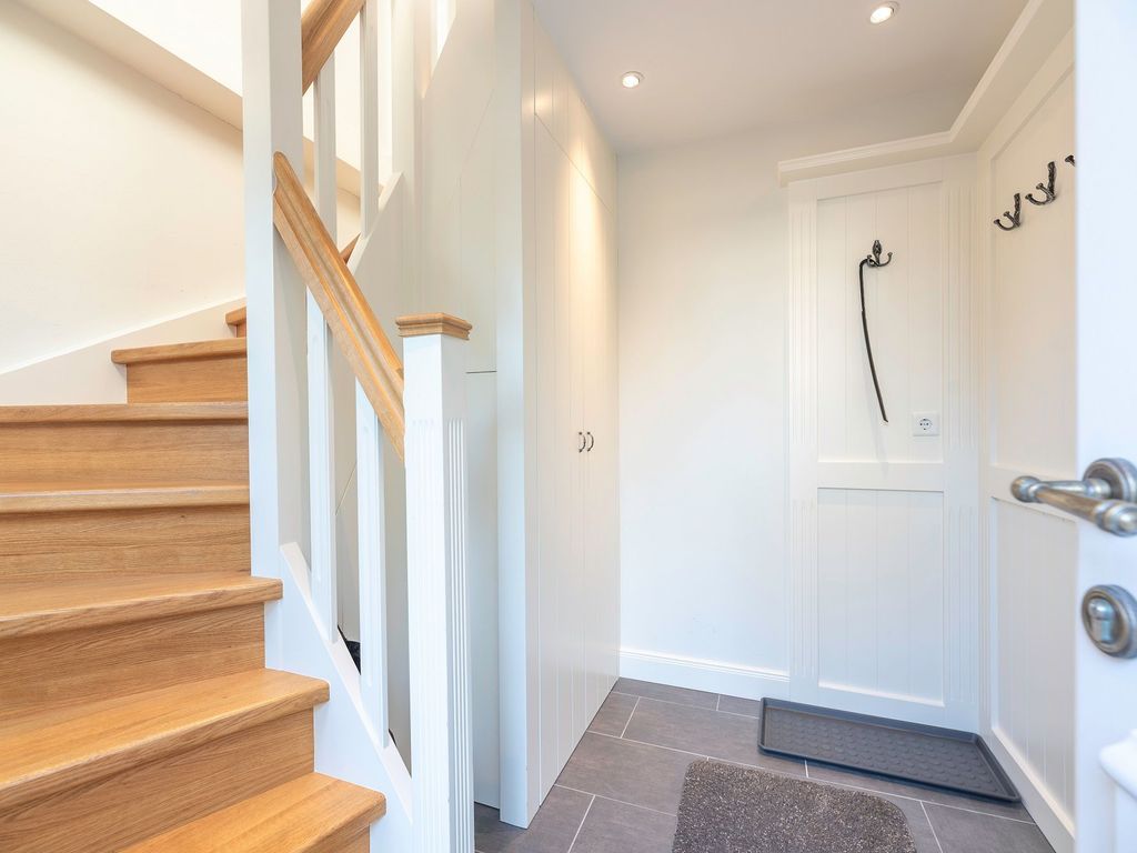 Eingangsflur mit Garderobe und Treppenaufgang