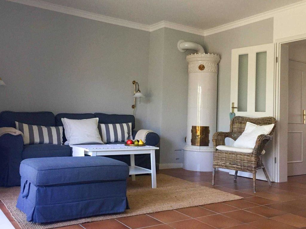Gemütlicher und heller Wohnbereich mit Terrassenausgang