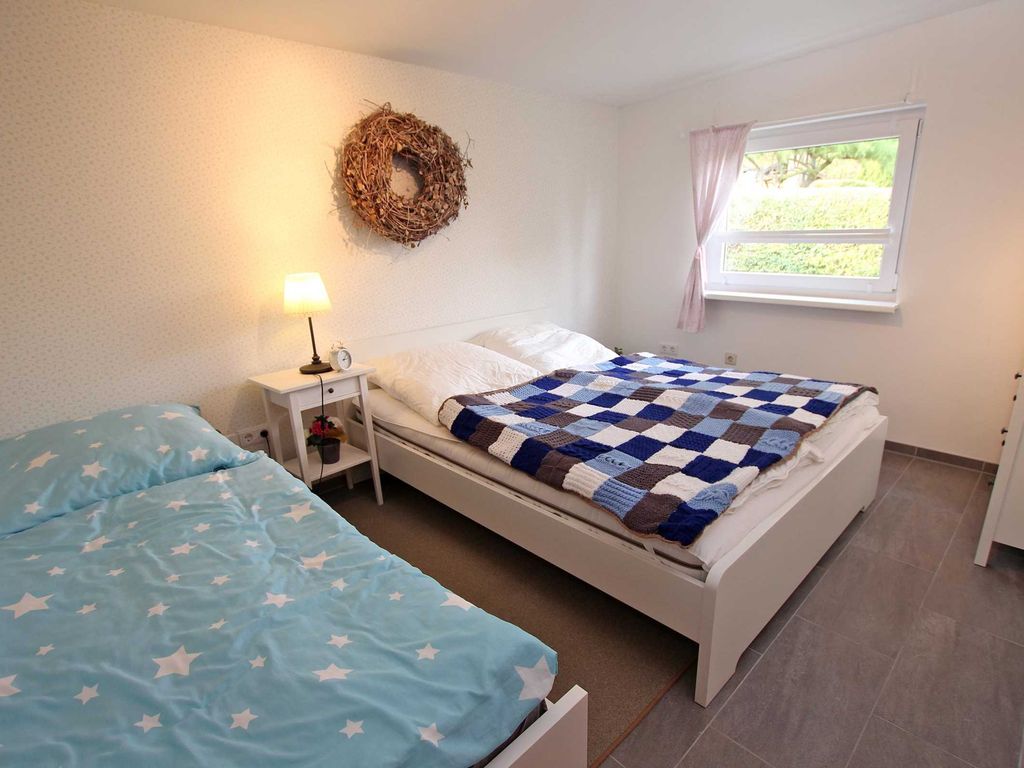 Schlafraum mit Doppelbett und Einzelbett
