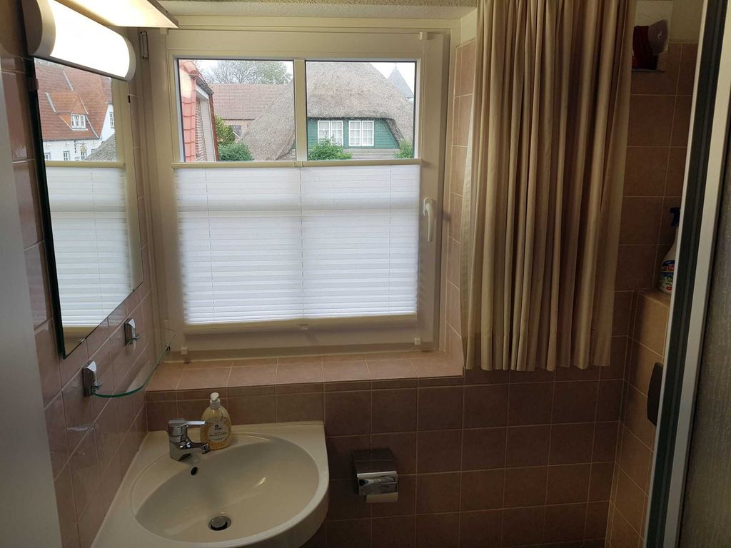 Schöne,helle Ferienwohnung für 3 Personen mit oder ohne Hund in St. Peter Dorf mit Strandkorb .