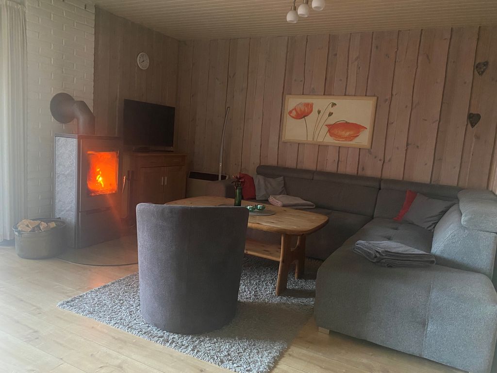 Gemütliches Wohnzimmer mit Kamin.