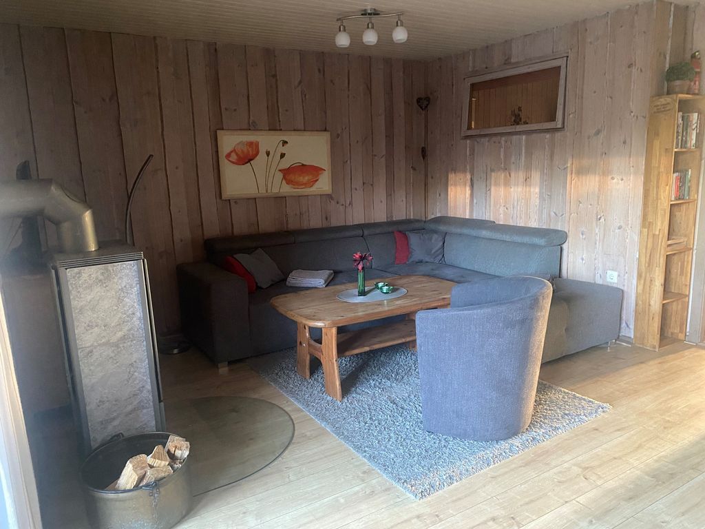 Helles Wohnzimmer mit Platz.