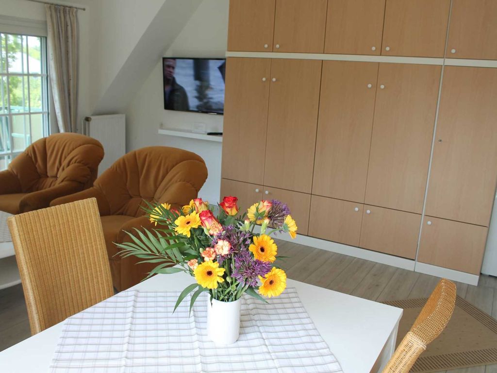 Wohnzimmer mit Balkon.  Fußbodenbelag Laminat
Neues Schrankbett, neuer Flachbild Fernseher im Wohnraum so wie 
im Schlafzimmer