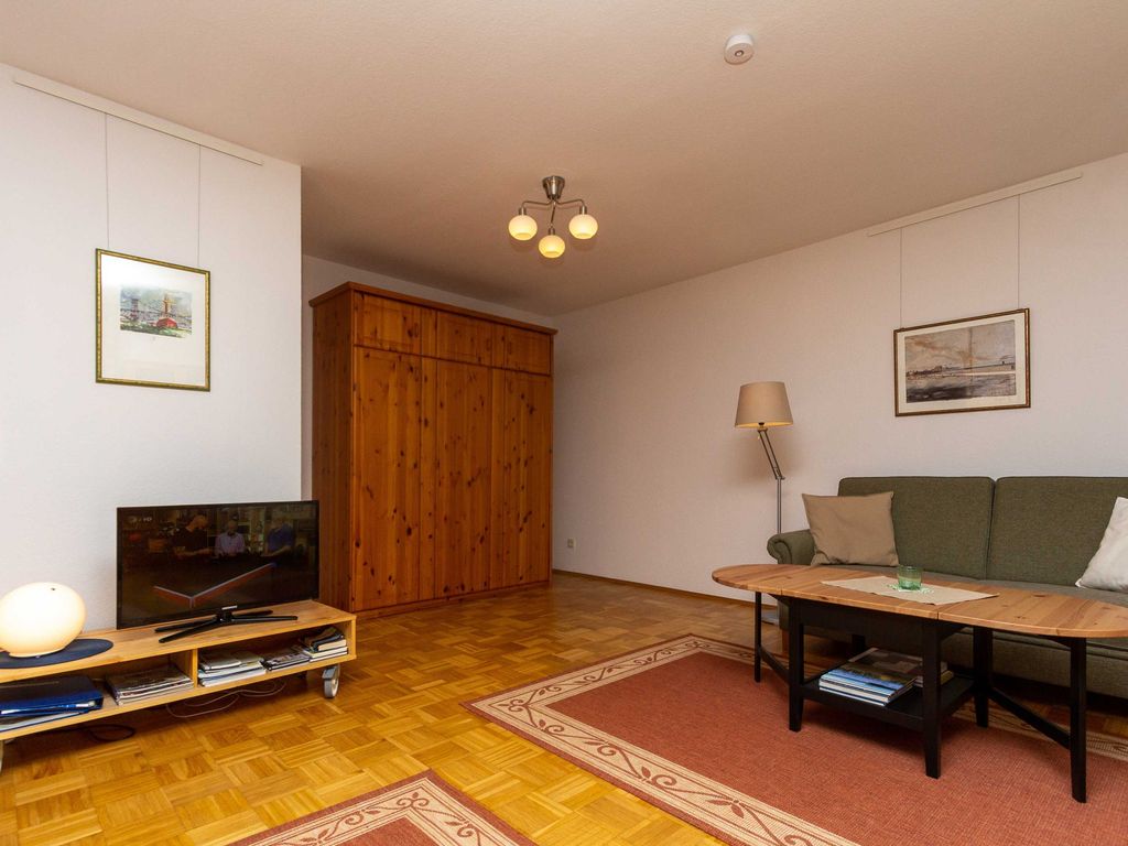 Wohnzimmer mit zugeklappten Bett