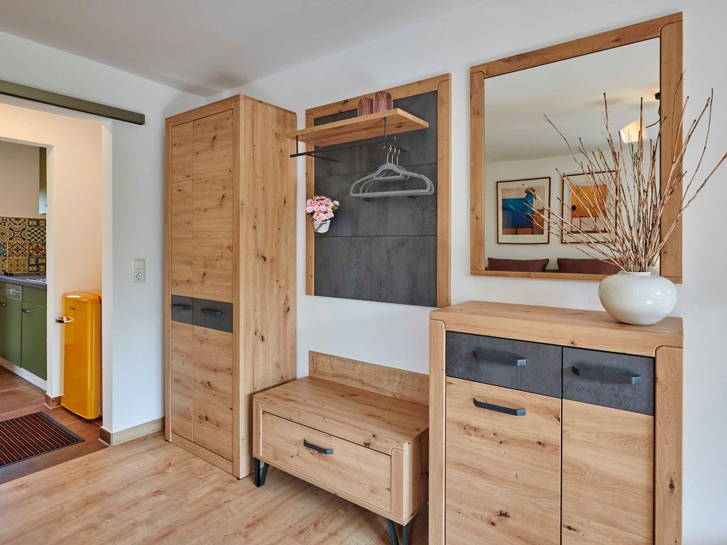 Viel Platz in der Garderoben-/Schrankkombi, der Blick geht durch den Gang mit Kühlschrank hinüber in die Küche.
Foto: Florian Trykowski | Fotografie