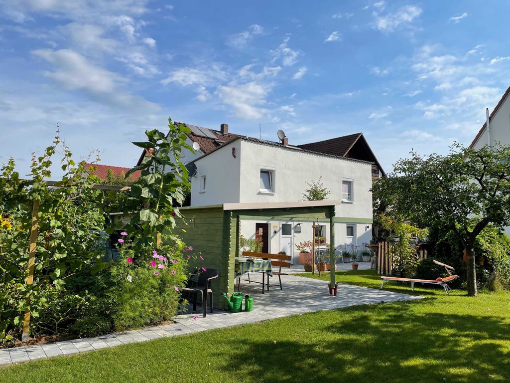 Euer Ferienhaus steht mitten in unserem weitläufigen Garten, von der ruhigen Wohnstrasse einige Meter entfernt und damit sehr ruhig. Die Wohnung liegt im 1. OG, im EG links findet ihr die Waschküche.