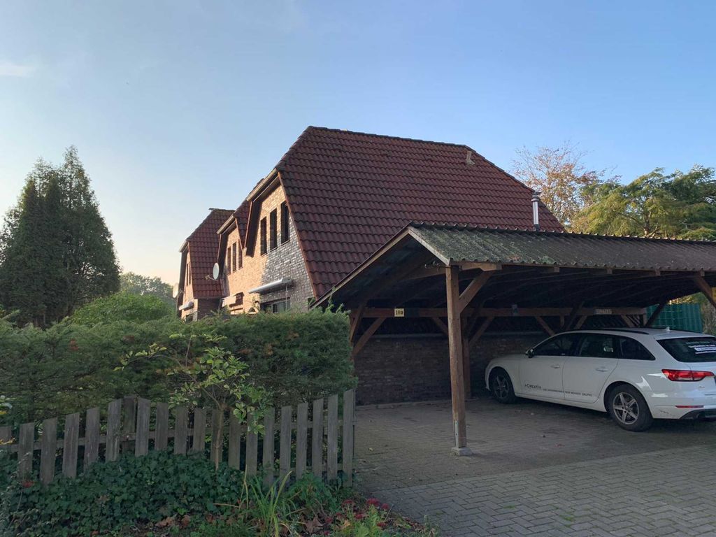 Straßenansicht mit Carport