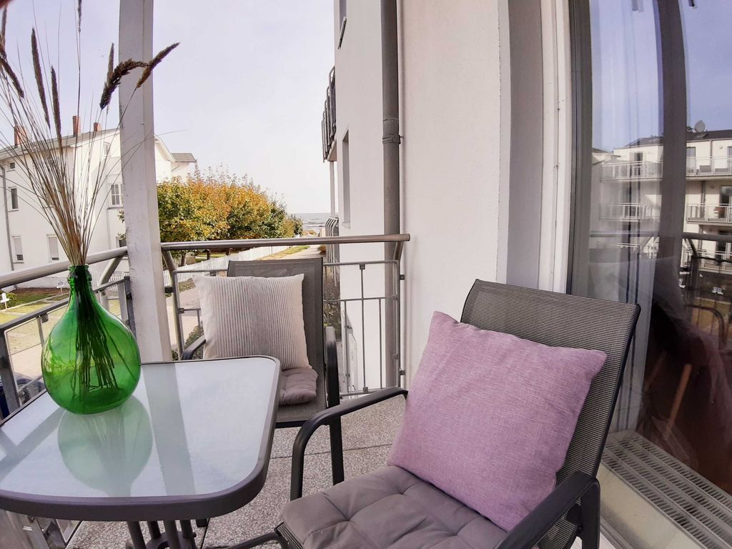 Balkon mit seitlichem Meerblick