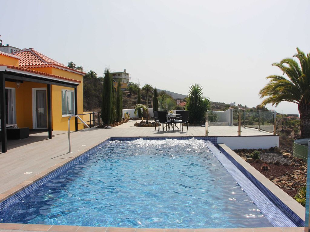 Hausansicht mit beheizbarem Infinity-Privatpool