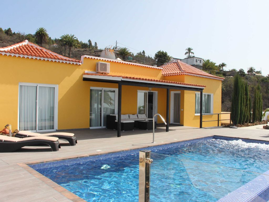 Hausansicht mit beheizbarem Infinity-Privatpool