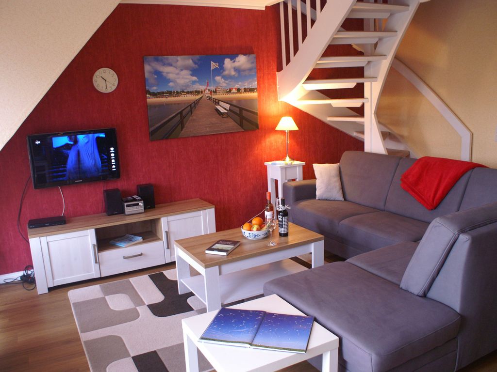 Das Wohnzimmer mit der großen Couch und dem Couchtisch.