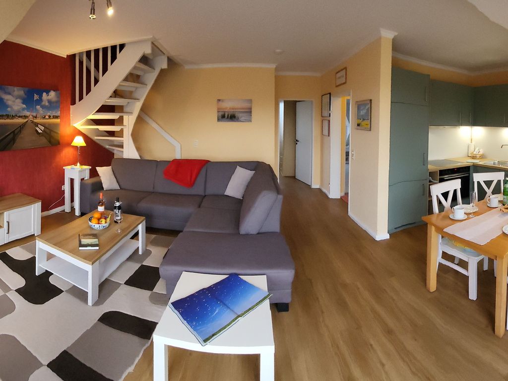 Das Wohnzimmer und die traumhafte Neue Küche.