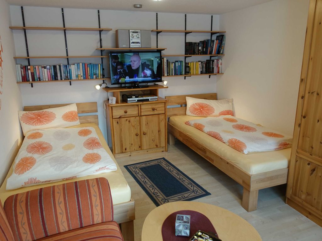 WSZ. Die beiden Betten mit Bücherregal, Stereoanlage, Fernseher und Stereo Recorder