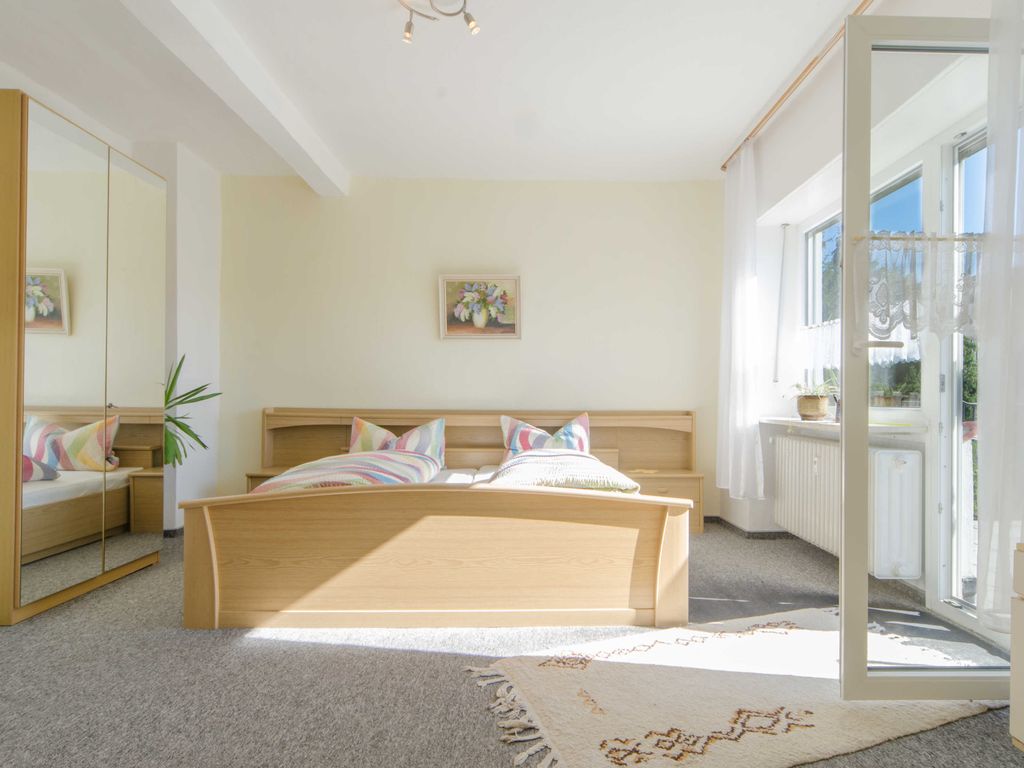 Schlafzimmer 1 mit Zugang zur Balkonterrasse
