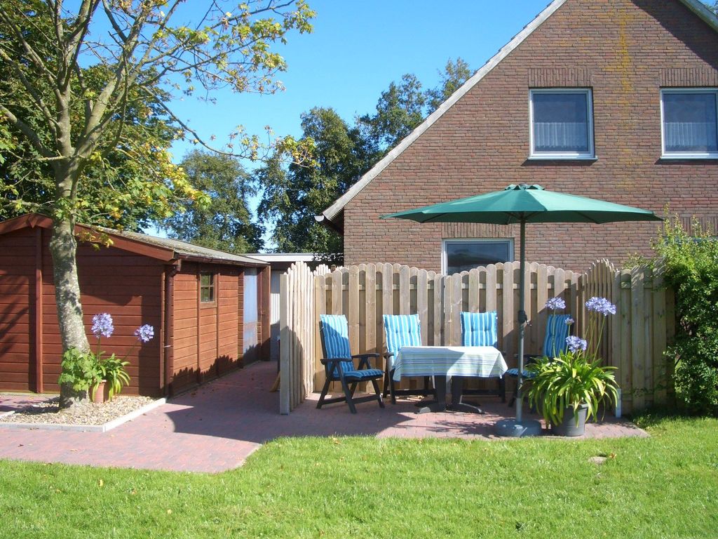 Terrasse und Spielwiese mit Sandkiste, Schaukel und Fußballtor