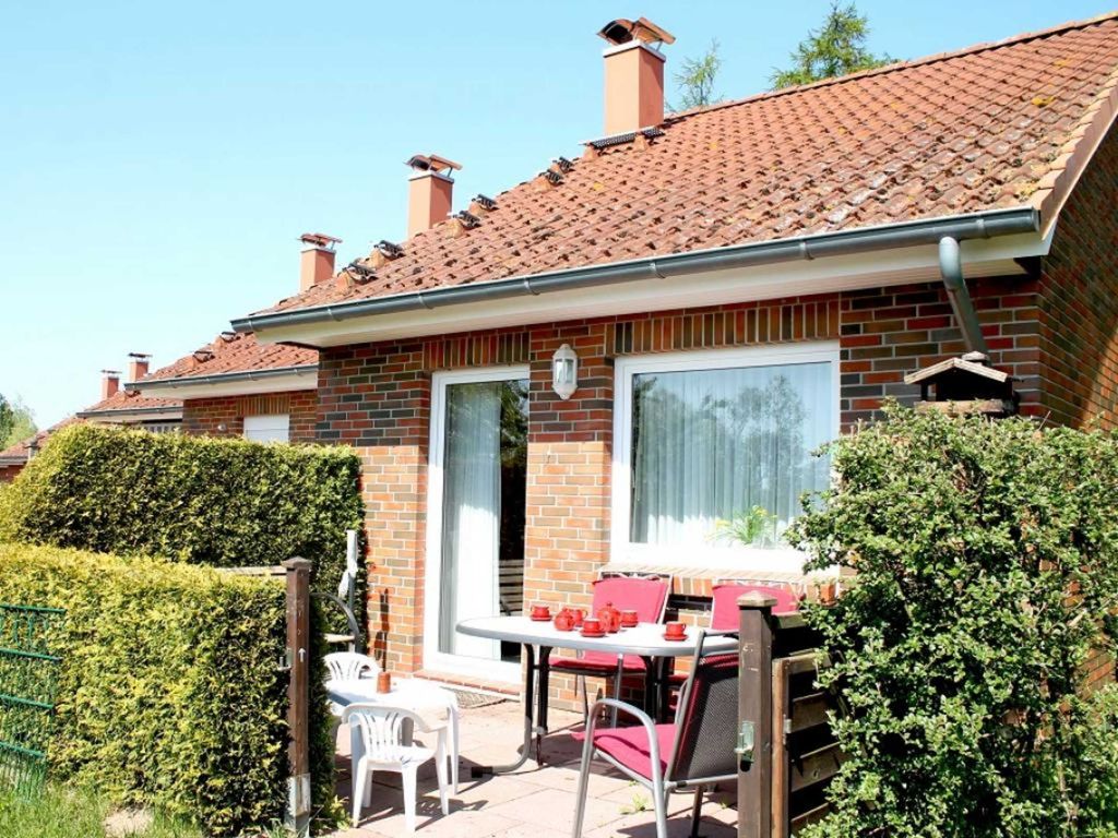 Urlauberdorf 38a - Blick auf die Terrasse hinter dem Haus