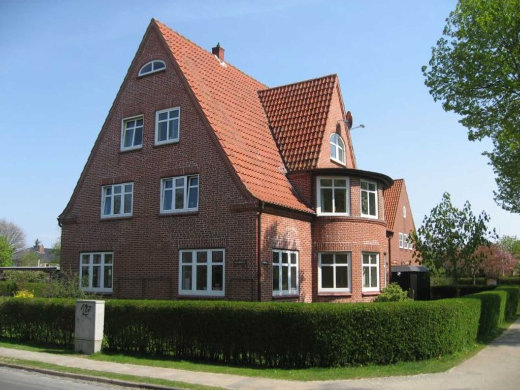 Das Haus liegt in einer ruhigen Wohnstrasse am Rande von Wyk.