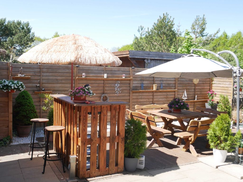 Garten mit Sitzmöglichkeiten und Sonnenschirm