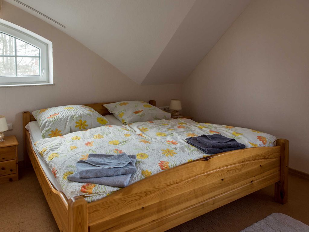 Das Schlafzimmer mit Doppelbett. Das Maß der Betten beträgt 90 x 200 cm.