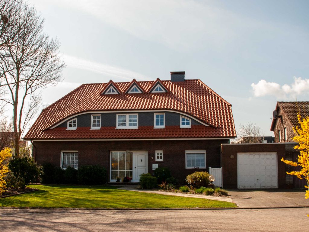 Hausfront mit Vorgarten im Frühjahr.