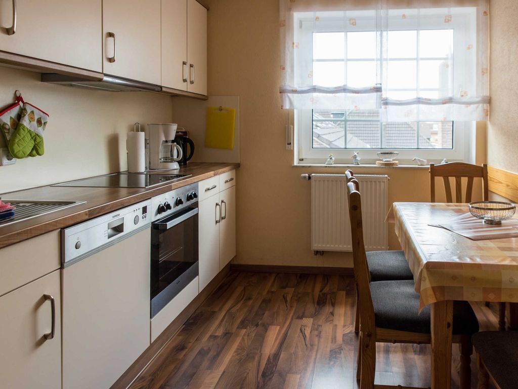 Die Küche ist mit einem Kühlschrank mit Eisfach, Geschirrspüler und einem Backofen mit Ceranfeld ausgestattet. Zur Ausstattung gehören Eierkocher, Mixer, Wasserkocher und Kaffeemaschine. Platz für vier Personen zum Frühstücken ist vorhanden.