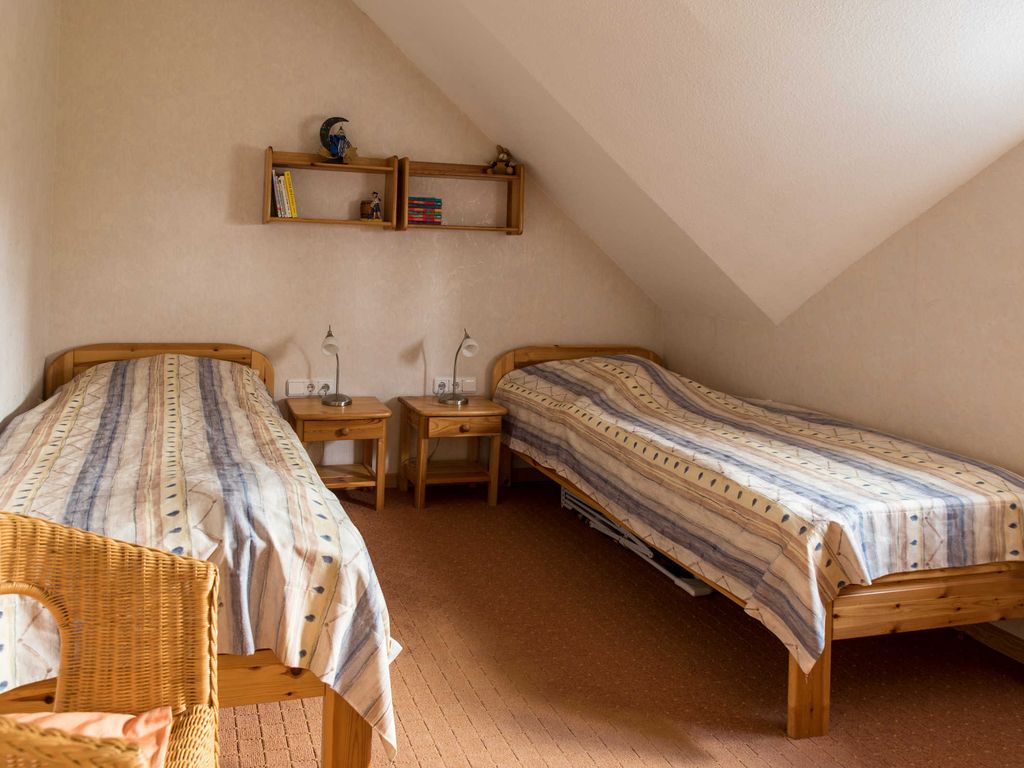 Das zweite Schlafzimmer ist mit zwei Einzelbetten, und einem Kleiderschrank ausgestattet