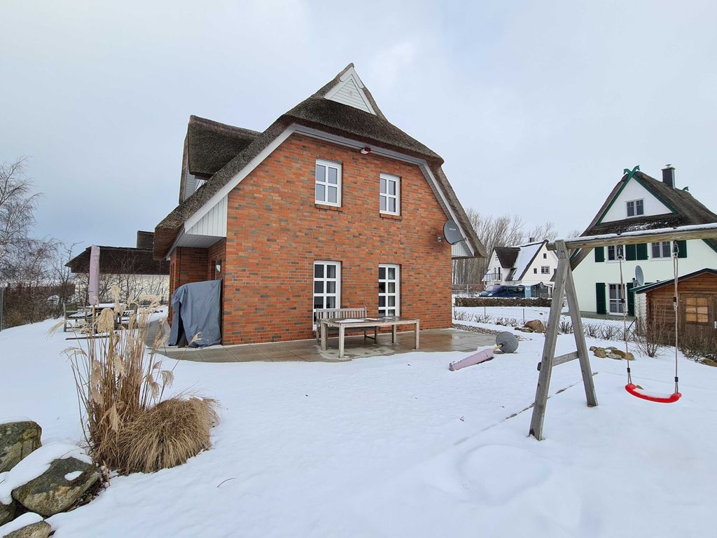 Winteridylle am Reetdachhaus