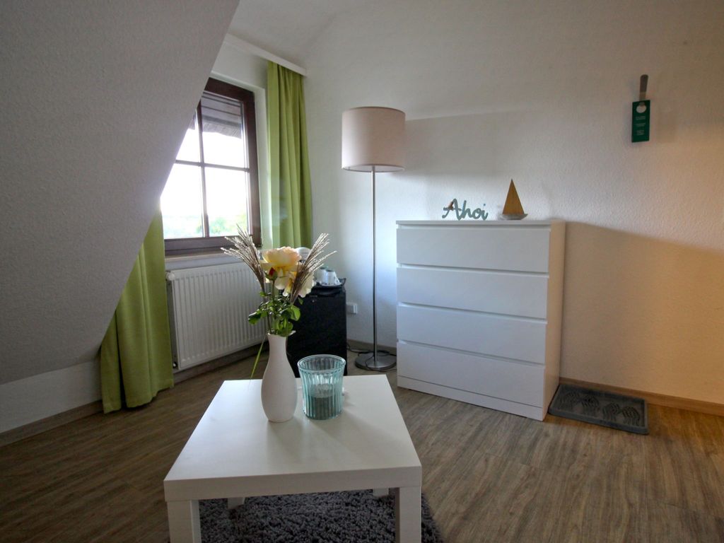 Schlafbereich mit Doppelbett und Sitzbereich