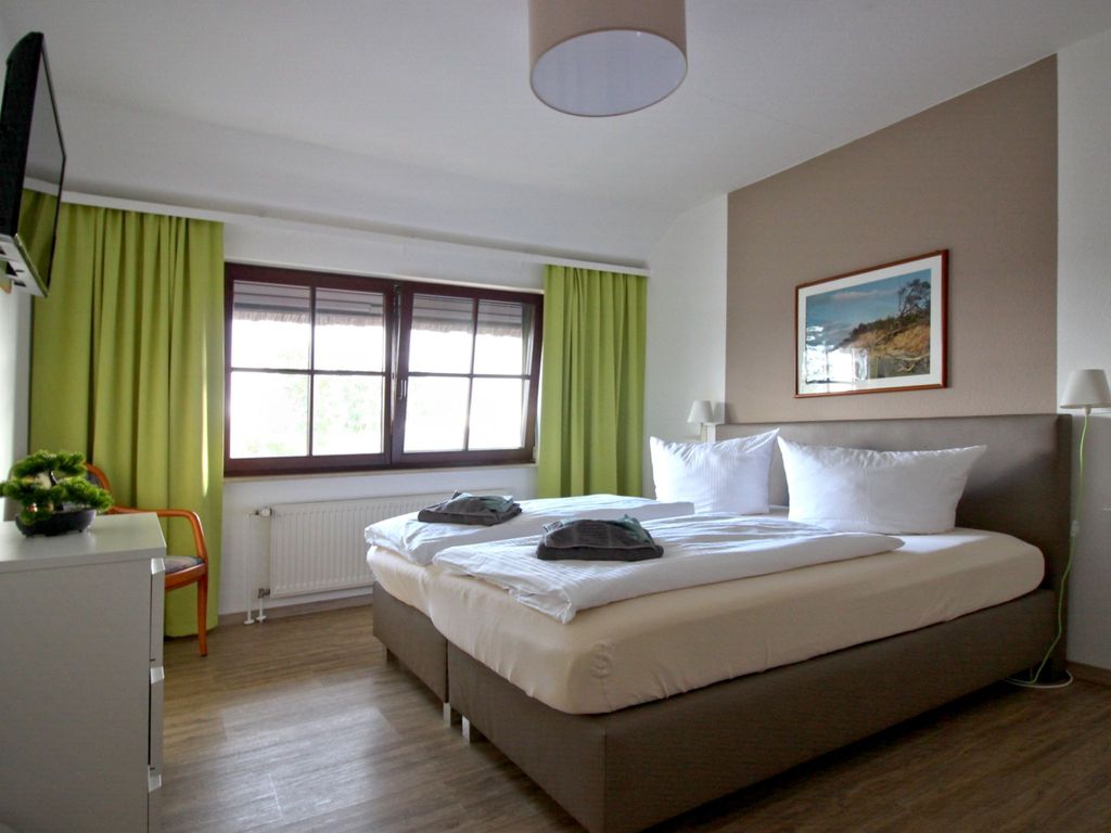 Schlafbereich mit Doppelbett und Sitzbereich