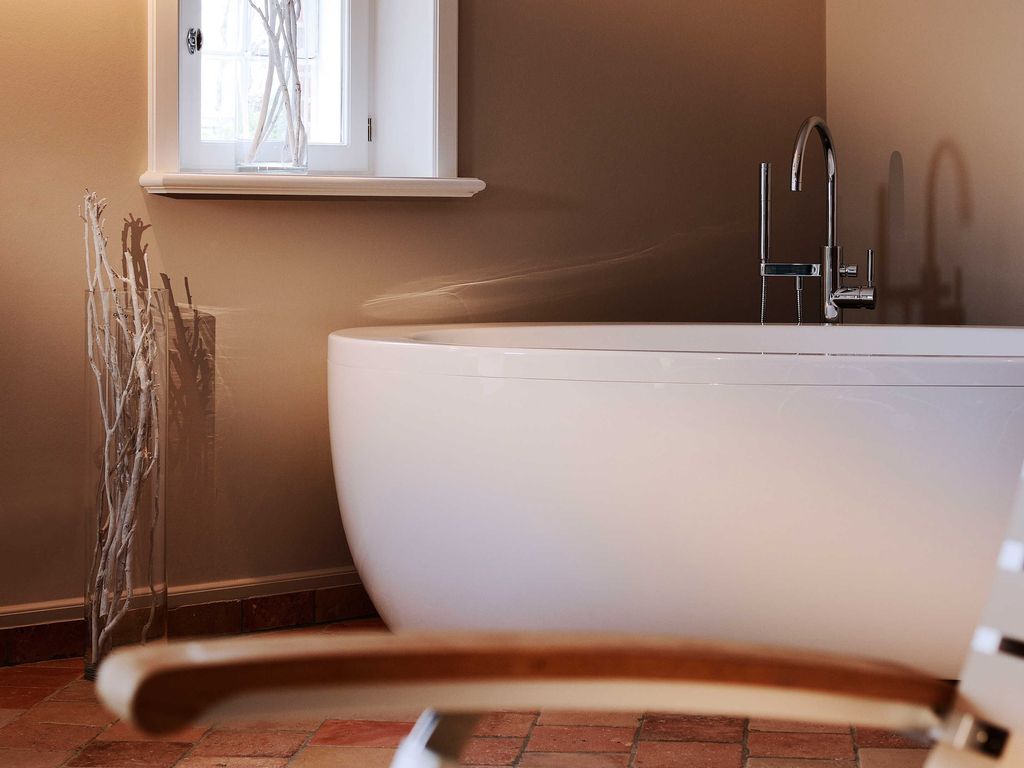 Freistehende Badewanne im Wellnessbereich.