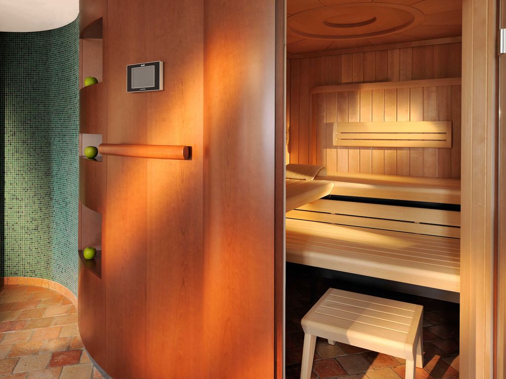 KLAFS-Sauna.
Verschiedene Aufgüsse, Handtücher und Kuschelbademäntel in verschiedenen Größen, auch für Kinder, liegen bereit.