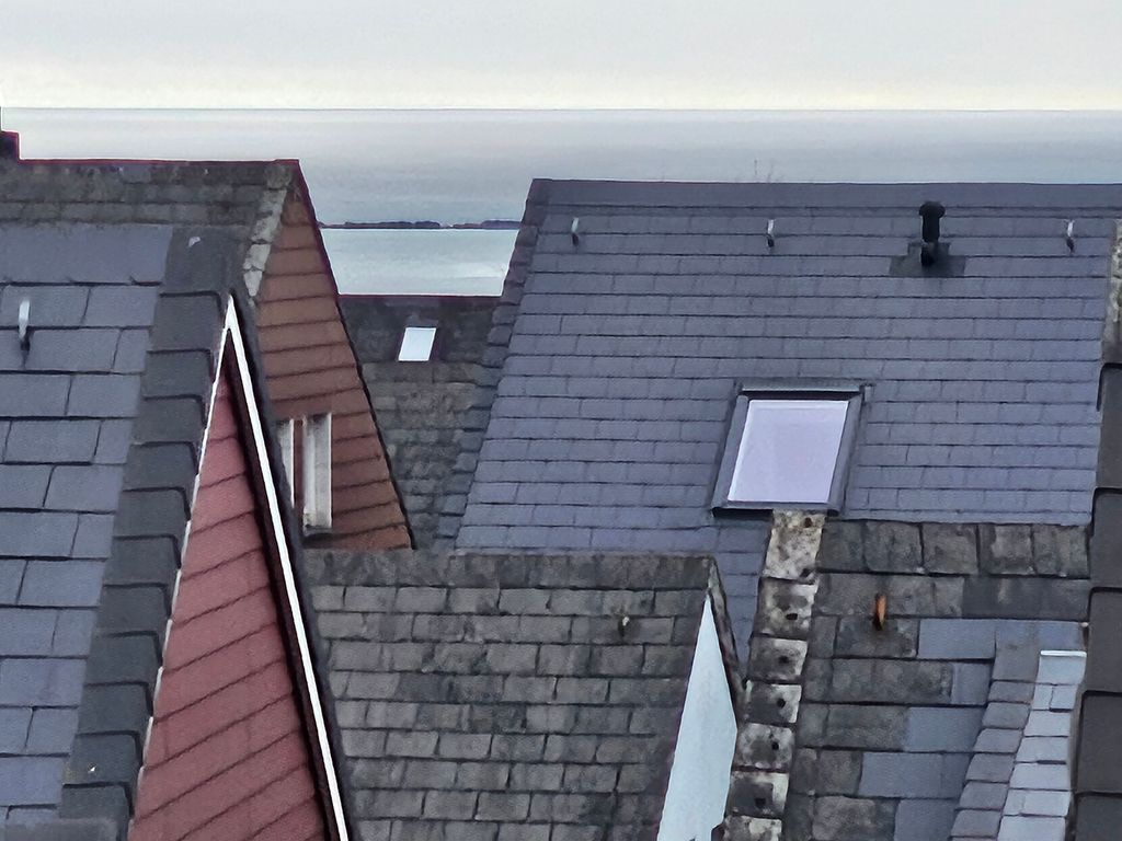 Meerblick über die Dächer von Helgoland
